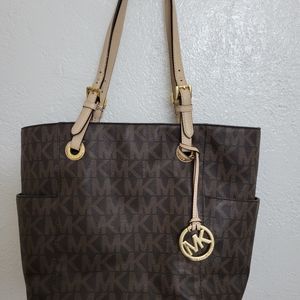 Michael Kors Signature Tote: Jetset Series